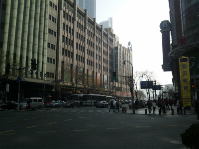 とまとじゅーす的中国旅行記＠上海観光・滞在日記。上海、人民広場付近の無印良品前の西蔵中路