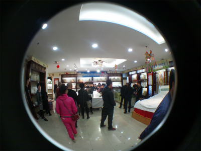 中国旅行記、杭州～紹興ツアー観光編＠杭州絹展なる絹製品を販売している場所にて実演販売