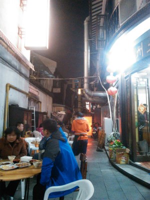 とまとじゅーす的中国旅行記、杭州～紹興ツアー観光編＠杭州で初夜散歩、河坊街(歩行者天国)の食堂で夜食を食す