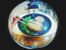 中国旅行記＠2014年7月12日、上海は暴雨に見舞われたが、ユースホステル付近の食堂で素鶏麺を食す