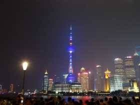 中国旅行記＠HX-50Vのテストを兼ねて上海の観光スポット、夜の外灘を散歩。ライトアップされた東方明珠電視塔を眺める