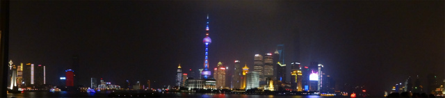 中国旅行記＠HX-50Vのテストを兼ねて上海の観光スポット、夜の外灘を散歩。ライトアップされた東方明珠電視塔、黄浦江をパノラマ撮影