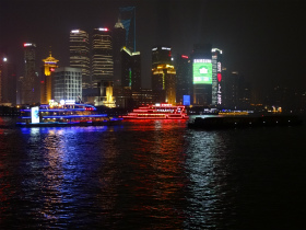 中国旅行記＠HX-50Vのテストを兼ねて上海の観光スポット、夜の外灘を散歩。ライトアップが黄浦江に照らされて、綺麗でいい雰囲気