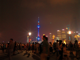 中国旅行記＠HX-50Vのテストを兼ねて上海の観光スポット、夜の外灘を散歩。東方明珠電視塔のライトアップが綺麗