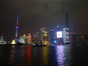 中国旅行記＠HX-50Vのテストを兼ねて上海の観光スポット、夜の外灘を散歩。ライトアップされた対岸の金融地区が黄浦江に照り返っていて幻想的