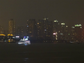 中国旅行記＠HX-50Vのテストを兼ねて上海の観光スポット、夜の外灘を散歩。対岸の建物の光が黄浦江に照り返っていて幻想的