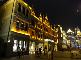 中国旅行記＠HX-50Vのテストを兼ねて上海の観光スポット、夜の外灘を散歩。ライトアップされた租界時代の歴史的建築物