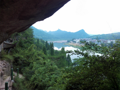 とまとじゅーす的中国旅行記＠縉雲（しんうん）・仙都観光。小赤壁の崖の上、昆岩洞天付近から眺めた風景