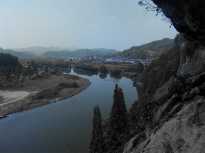 とまとじゅーす的中国旅行記＠縉雲（しんうん）・仙都観光。小赤壁の崖の上、崑岩洞天を抜け、川と山々の連なる風景を眺める