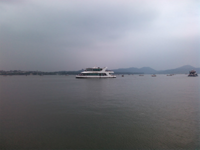 とまとじゅーす的中国旅行記＠杭州観光。西湖の白堤から眺めた西湖の風景