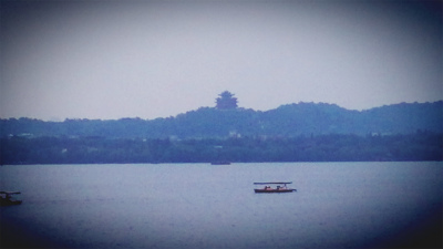 中国旅行記＠杭州観光。西湖の白堤から城隍閣を眺める