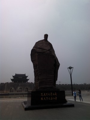とまとじゅーす的中国旅行記＠蘇州観光。蘇州駅前の像