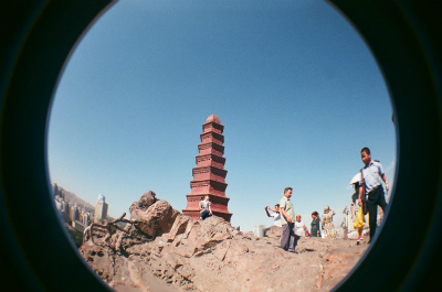 新疆ウイグル自治区観光旅行記＠ウルムチ（烏魯木斉）のランドマーク的存在、紅山公園の紅山塔をlomoのfisheye2で撮影
