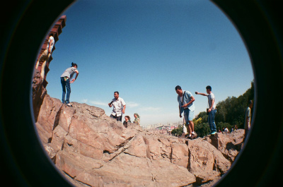 新疆ウイグル自治区観光旅行記＠ウルムチ（烏魯木斉）のランドマーク的存在、紅山公園の紅山塔周辺をlomoのfisheye2で撮影