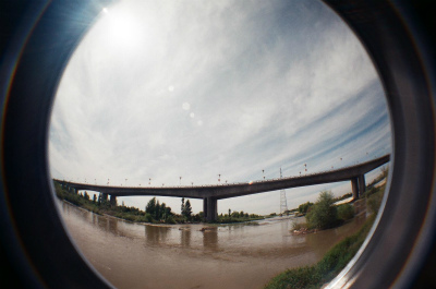 イリ・カザフ族自治州（伊犁哈萨克自治州）観光旅行記＠イリ河（伊犁河）とイリ河（伊犁河）大橋（新橋）をLomo Fisheye2で撮影