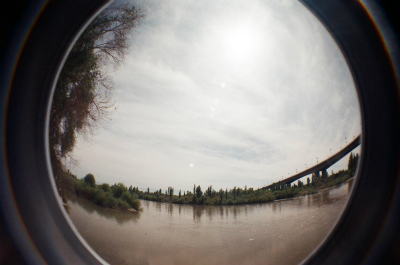 イリ・カザフ族自治州（伊犁哈萨克自治州）観光旅行記＠イリ河（伊犁河）とイリ河（伊犁河）大橋（新橋）をLomo Fisheye2で撮影