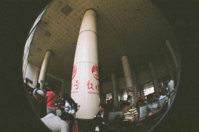 中国旅行記＠蘭州駅待合室をLomo Fisheye2で撮影