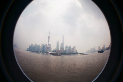 中国旅行記＠上海の観光名所、外灘（バンド）地区、黄浦江と東方明珠電視塔のある金融地区をLomo Fisheye2で撮影した風景
