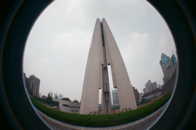 中国旅行記＠上海の外灘（バンド）地区を観光、上海市人民英雄記念塔をLomoのFisheye2で撮影