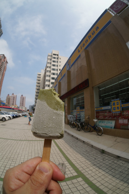 中国旅行記＠上海観光、浦東大道、大隠国際青年旅舎付近で緑豆アイスを食す