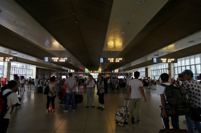 中国旅行記＠上海からトルファンへ列車に乗り鉄旅行。上海駅構内
