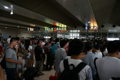 中国旅行記＠上海からトルファンへ列車に乗り鉄旅行。上海駅の待合室
