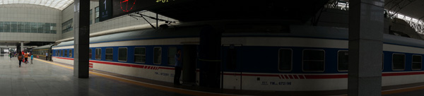 中国旅行記＠上海からトルファンへ列車に乗り鉄旅行。上海駅のホーム