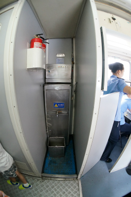 中国旅行記＠上海からトルファンへ列車に乗り鉄旅行、二等座席の車両にある給湯器