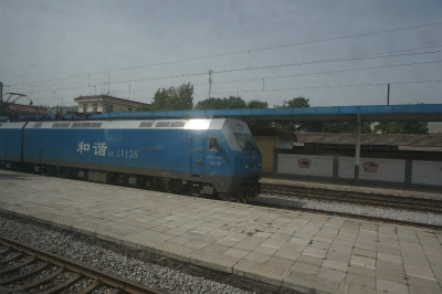中国旅行記＠上海からトルファンへ列車に乗り鉄旅行。陇西（隴西）という蘭州の手前、隴山のふもとにあるの街の駅。