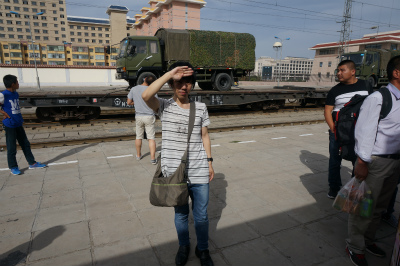 中国旅行記＠上海からトルファンへ列車に乗り鉄旅行、軍用車両を背景に記念撮影