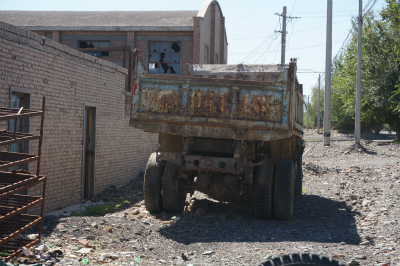 新疆ウイグル自治区観光旅行記＠トルファン（吐魯番）の大河沿鎮郊外の砂漠地帯へ向けて出発。味のあるトラック