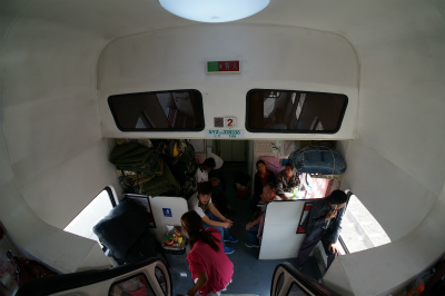 新疆ウイグル自治区観光旅行記＠トルファンからウルムチへ二階建ての列車内の様子