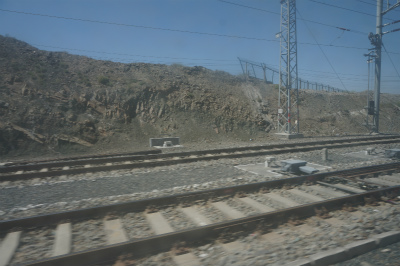 新疆ウイグル自治区観光旅行記＠トルファンからウルムチへ二階建ての列車で乗り鉄旅行。トルファン～ウルムチ間の車窓風景