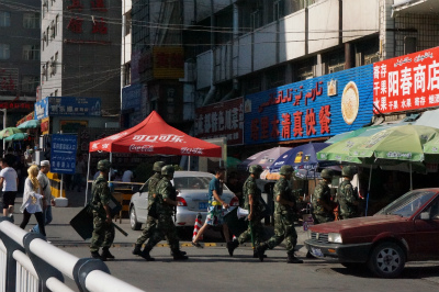 新疆ウイグル自治区観光旅行記＠ウルムチ（烏魯木斉）に到着！ウルムチ南駅周辺の風景。武装警察