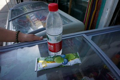 新疆ウイグル自治区観光旅行記＠ウルムチ（烏魯木斉）に到着！ウルムチ南駅周辺の売店で水と緑豆アイスを購入