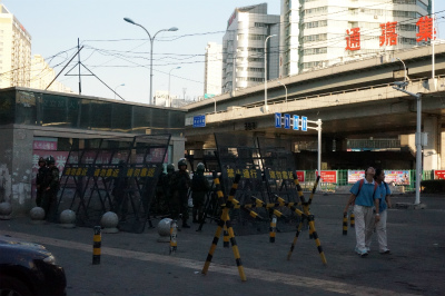 新疆ウイグル自治区観光旅行記＠ウルムチ、長江路と銭塘江路の交差点付近を警備している武装警察