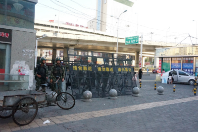 新疆ウイグル自治区観光旅行記＠ウルムチ、長江路と銭塘江路の交差点付近を警備している武装警察
