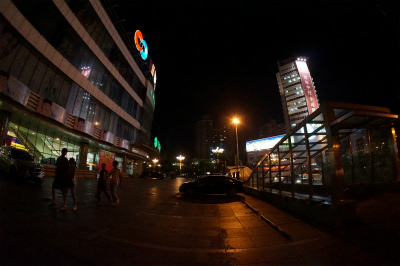 新疆ウイグル自治区観光旅行記＠夜のウルムチ、揚子江路と友好南路の交差点の地下商店街