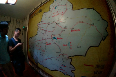 新疆ウイグル自治区観光旅行記＠ウルムチのユースホステル、雷鳥国際青年旅舎の壁に描かれた地図