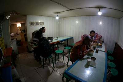 新疆ウイグル自治区観光旅行記＠ウルムチ（烏魯木斉）、ユース傍のウイグル族経営の食堂で朝食を食す