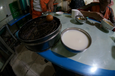 新疆ウイグル自治区観光旅行記＠ウルムチ（烏魯木斉）、ユース傍のウイグル族経営の食堂で朝食を食す。豆乳とゆで卵