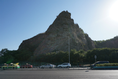 新疆ウイグル自治区観光旅行記＠ウルムチ（烏魯木斉）のランドマーク的存在、紅山公園へ向けて出発。道路に行く手を阻まれる