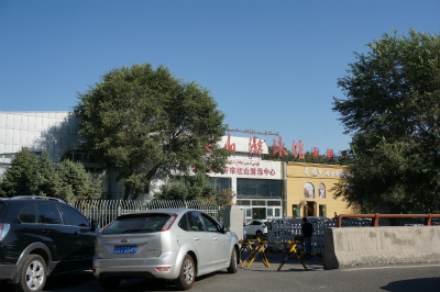 新疆ウイグル自治区観光旅行記＠ウルムチ（烏魯木斉）のランドマーク的存在、紅山公園付近のプール