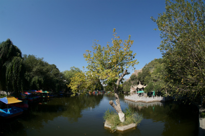 新疆ウイグル自治区観光旅行記＠ウルムチ（烏魯木斉）のランドマーク的存在、紅山公園の池