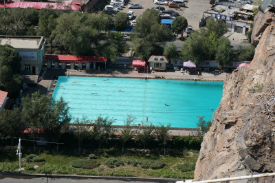 新疆ウイグル自治区観光旅行記＠ウルムチ（烏魯木斉）の紅山公園の紅山塔からプールを眺める