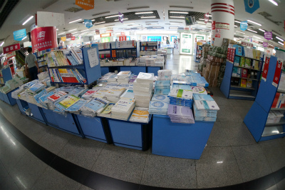 新疆ウイグル自治区観光旅行記＠ウルムチの友好北路、新華書店の店内