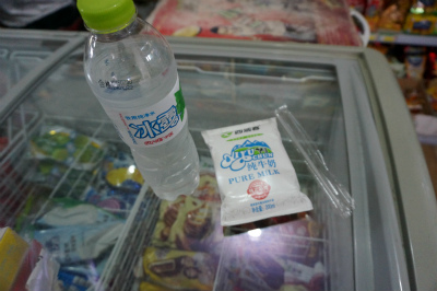 新疆ウイグル自治区観光旅行記＠ウルムチ、紅山付近の商店で牛乳と水を購入
