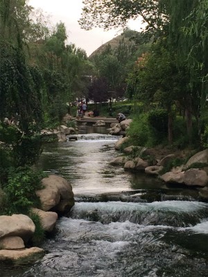 新疆ウイグル自治区観光旅行記＠ウルムチ、水磨溝公園の外側を観光。川の水が綺麗