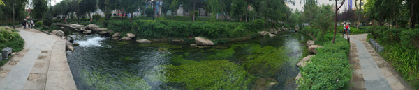 新疆ウイグル自治区観光旅行記＠ウルムチ、水磨溝公園の外側を観光。綺麗な川の水をiPhone 5Sでパノラマ撮影