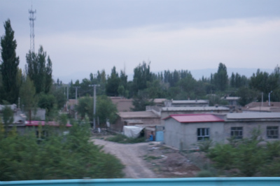 新疆ウイグル自治区観光旅行記＠ウルムチからカザフスタンのアルマティ（アルマトイ）へ向け出発。車窓風景
